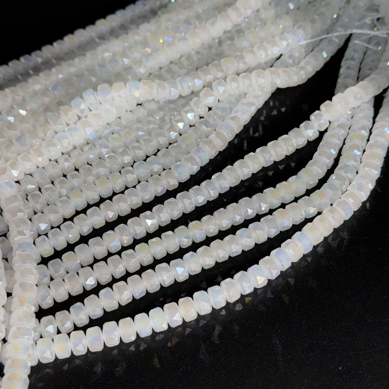 Бусины стеклянные размер 4,8*7,6мм цвет белый с отливом